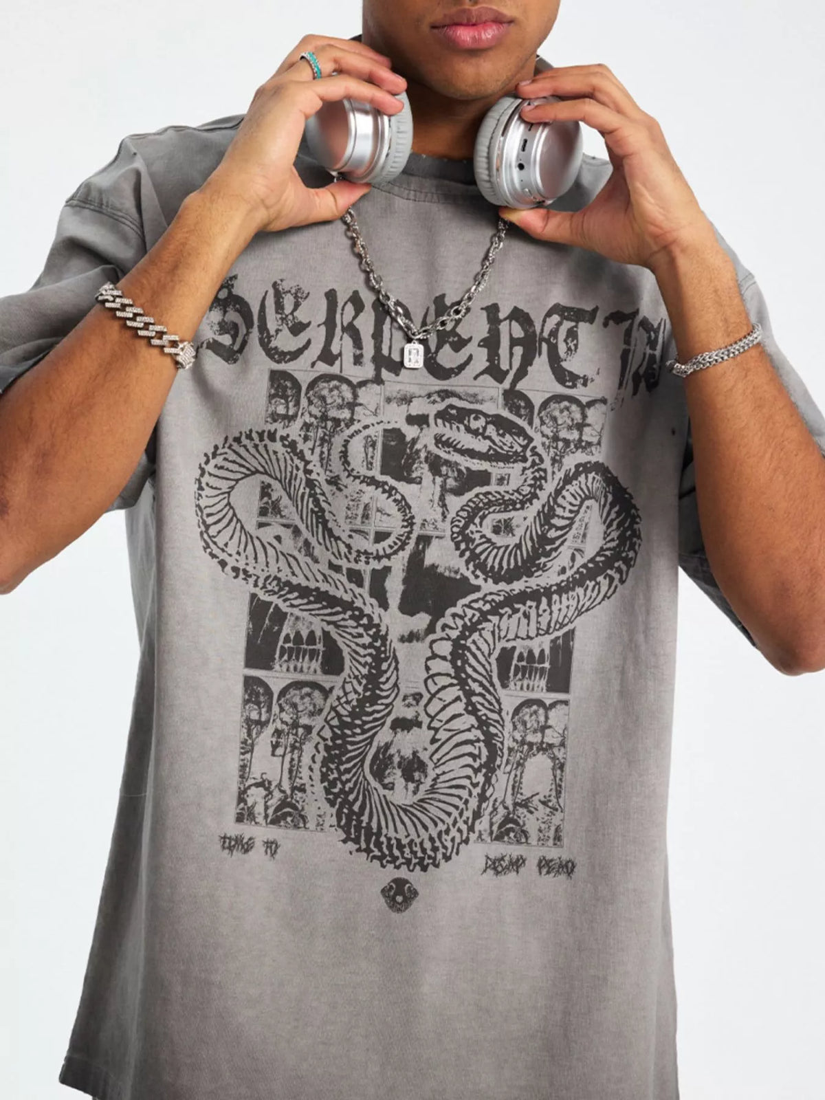 men wearing a gray t-shirt with a snake design and holding headphones-Black Orvani